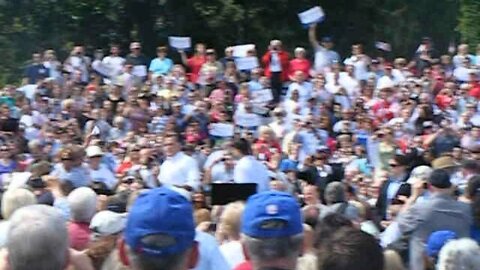 Ryan speaks and Motorcade arrives at Romney Ryan St. Anselm enterence 016.AVI