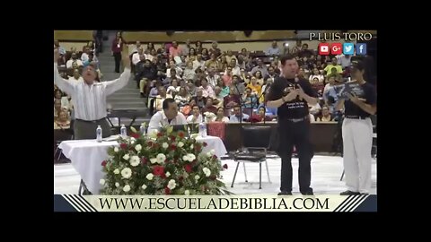 Pastor pide al Padre Luis Toro que le explique la Biblia