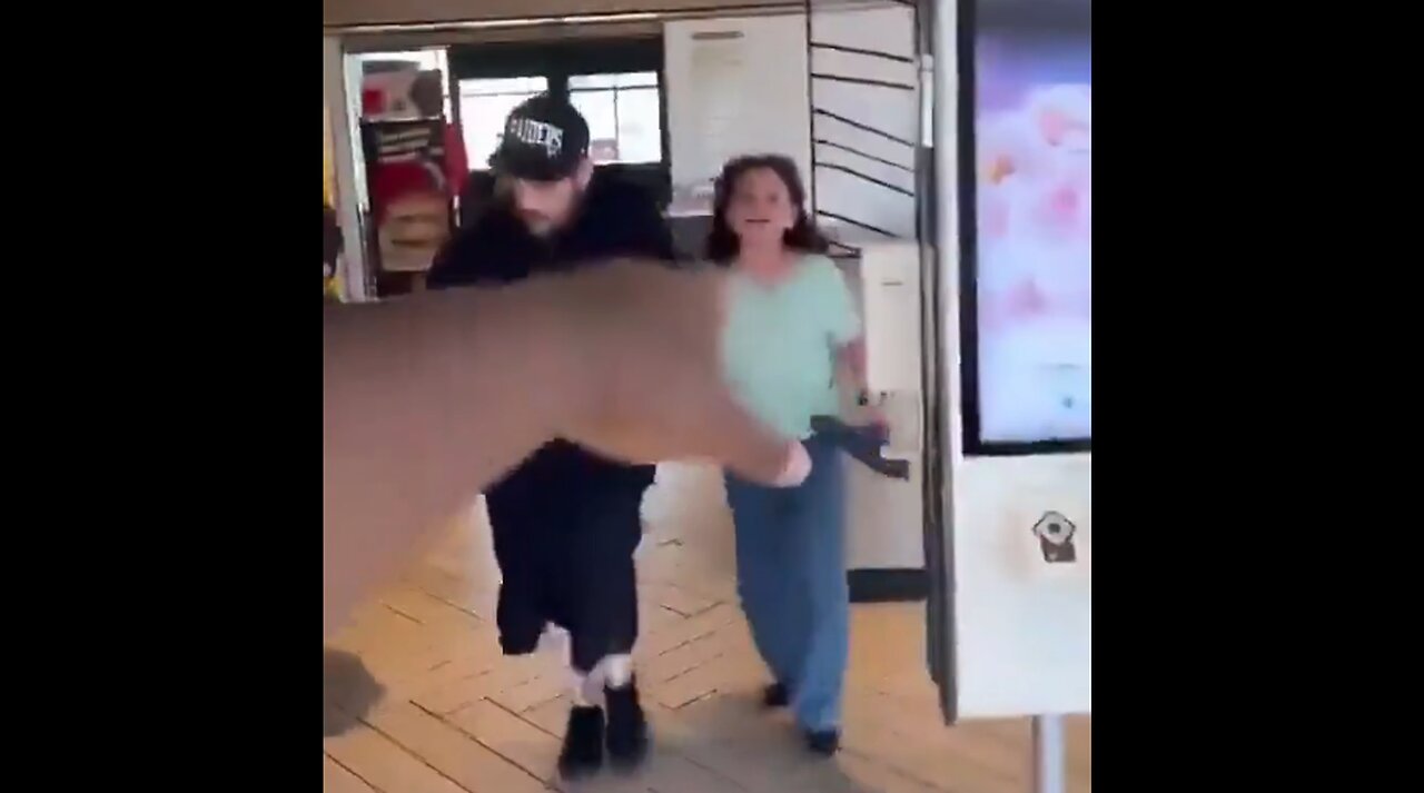 White father shields his daughter from black thug, and takes a beating