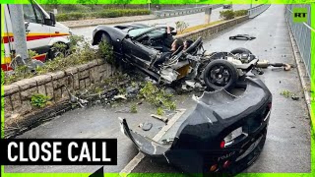 Car Collides with Road Pole in Hong Kong, Driver & Passenger SURVIVE