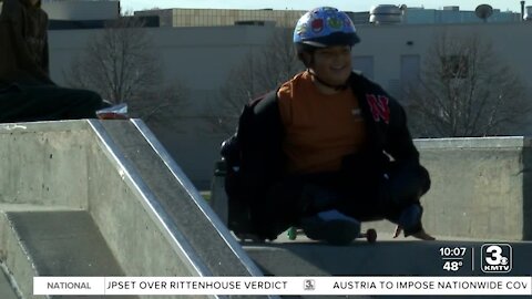 Skateboarder who is blind holds workshop for metro children facing similar challenges