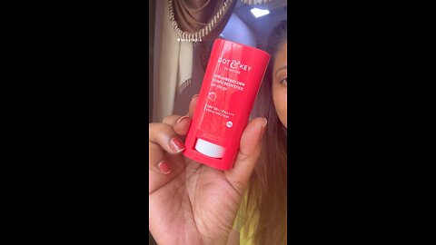 Dot & key strawberry dew sunscreen stick SPF50 review and demo #dotandkey #sunscreenstick #spf50