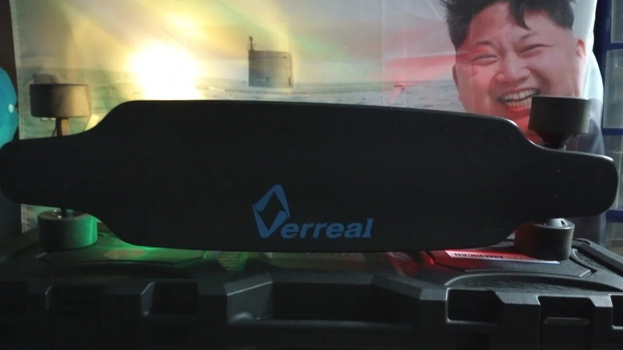 VERREAL F1 6Ah : E-SKATEBOARD AT MALL LOT : WIPED OUT OFF CAMERA : ZOOM IN/OUT PAN AROUND 360° VR-4K