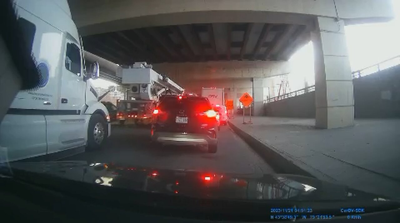 Vehicle Cuts Off Truck in Toronto