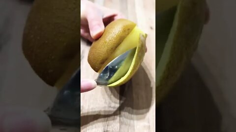 How to quickly peel a kiwi