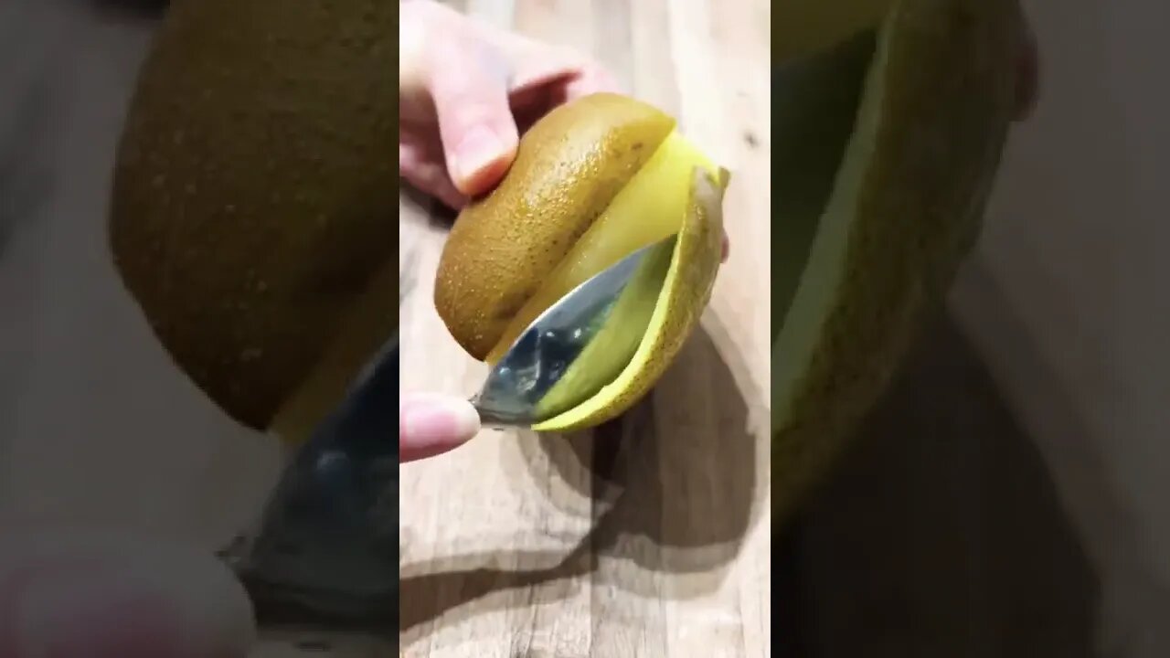 How to quickly peel a kiwi