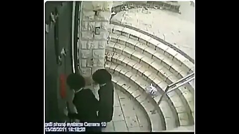 Judaísmo: Escupir la cruz y en especial el crucifijo, a los cristianos, a los sacerdotes y ...