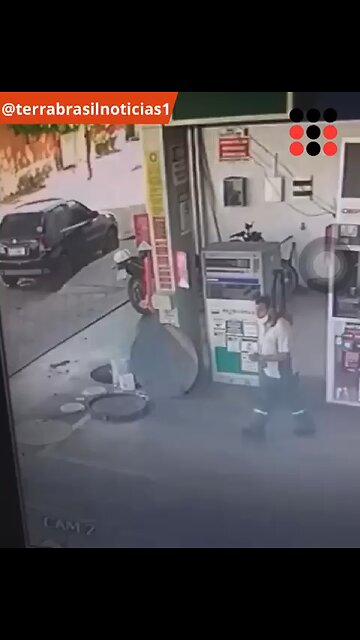 IMPRESSIONANTE: Carro passa por cima de frentista e homem não sofre um arranhão