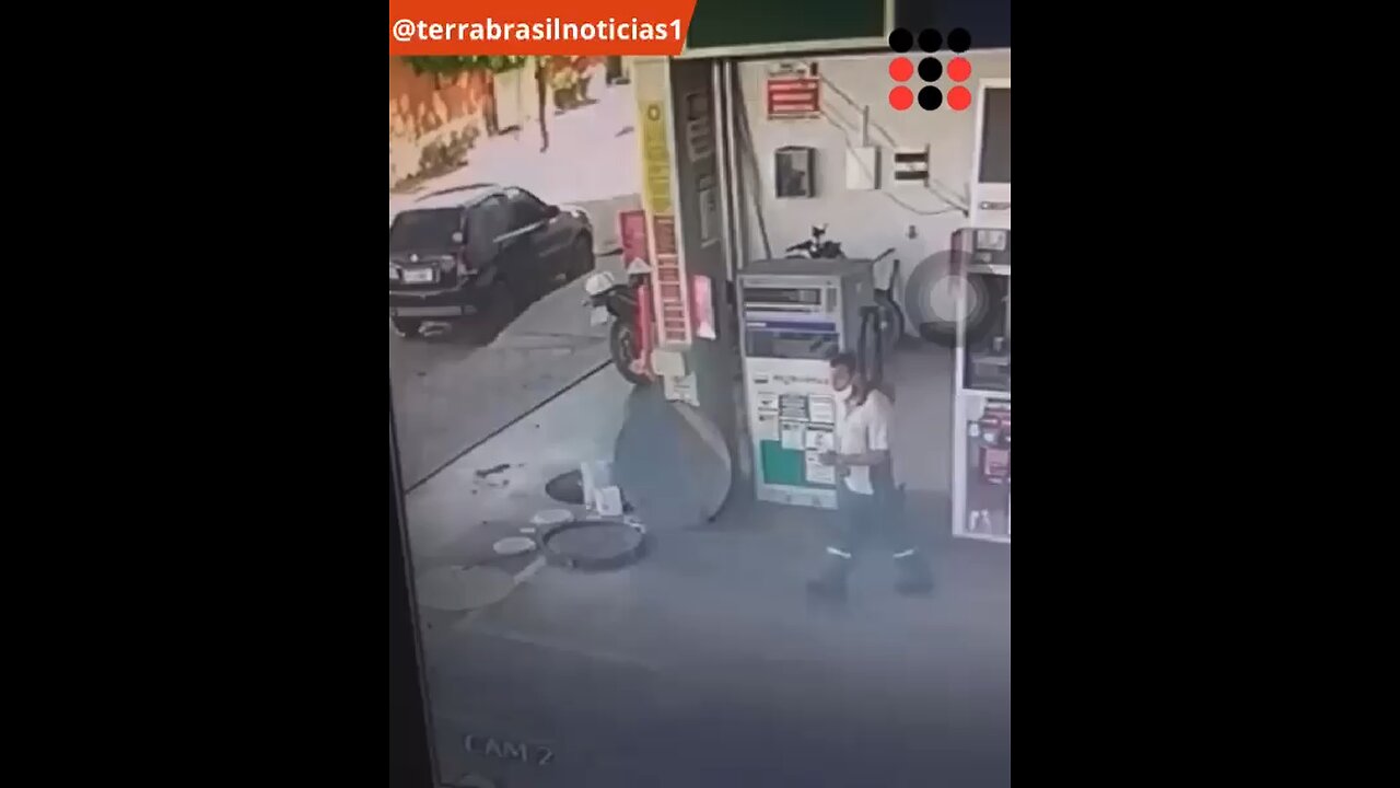 IMPRESSIONANTE: Carro passa por cima de frentista e homem não sofre um arranhão
