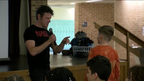 Los Angeles rock guitarist shows students how music can take you to Mars