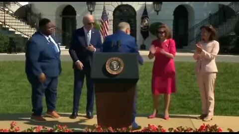 It Took the President of The United States 4 Seconds to Forget He Shook Shumer's Hand!