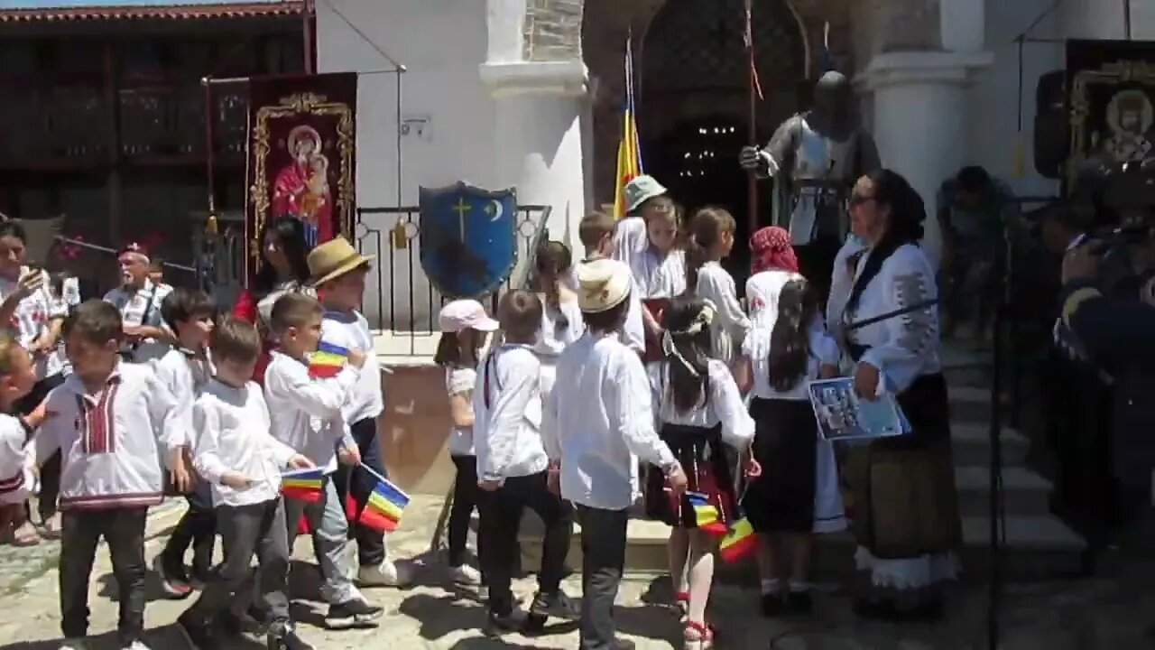 Generalul Theodoru si copiii la Comana de ziua eroilor
