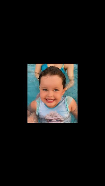 BRINCANDO NO PARQUE AQUATICO !!! MUITO LEGAL ME DIVERTI MUITO !!! #shorts