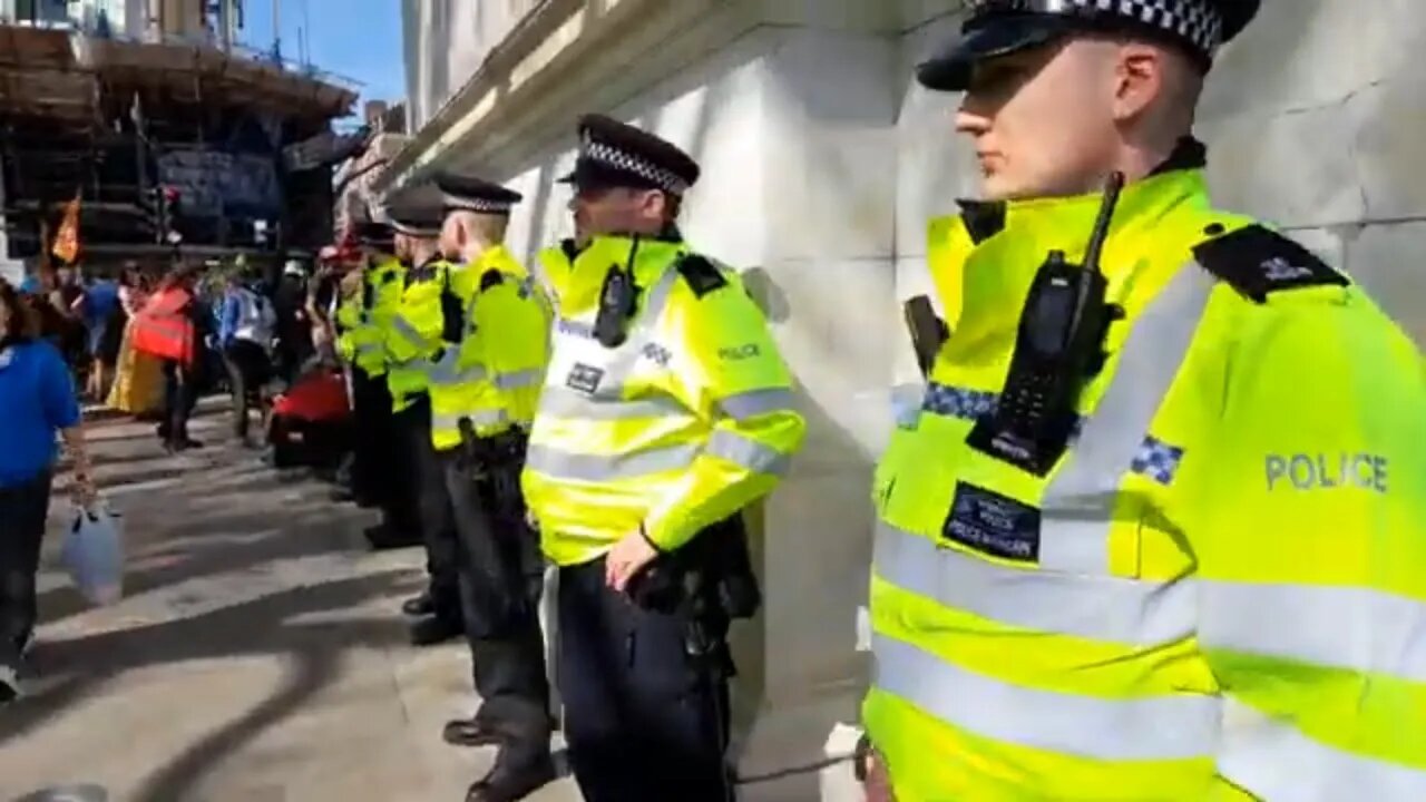 Police guarding Marble Arch after two protesters climb the Arch April 2022 #metpolice