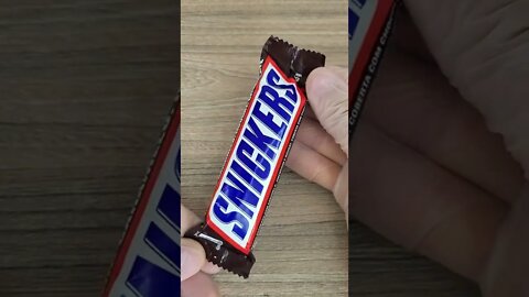 Coloquei Snickers na RESINA