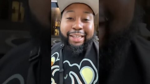 #charlestonwhite pulled up on #akademiks w/ the mace he used on big #souljaboy