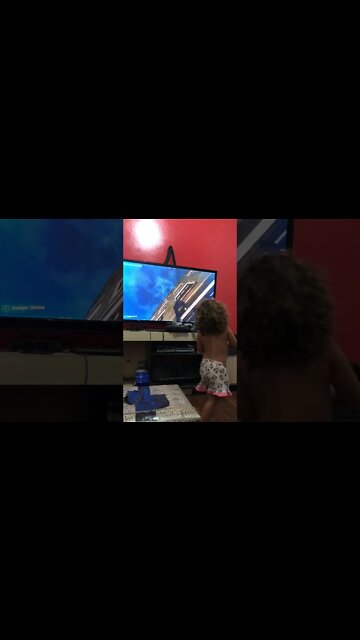 Ela ama jogar video game ps4 homem aranha - #shorts #linda #bebe