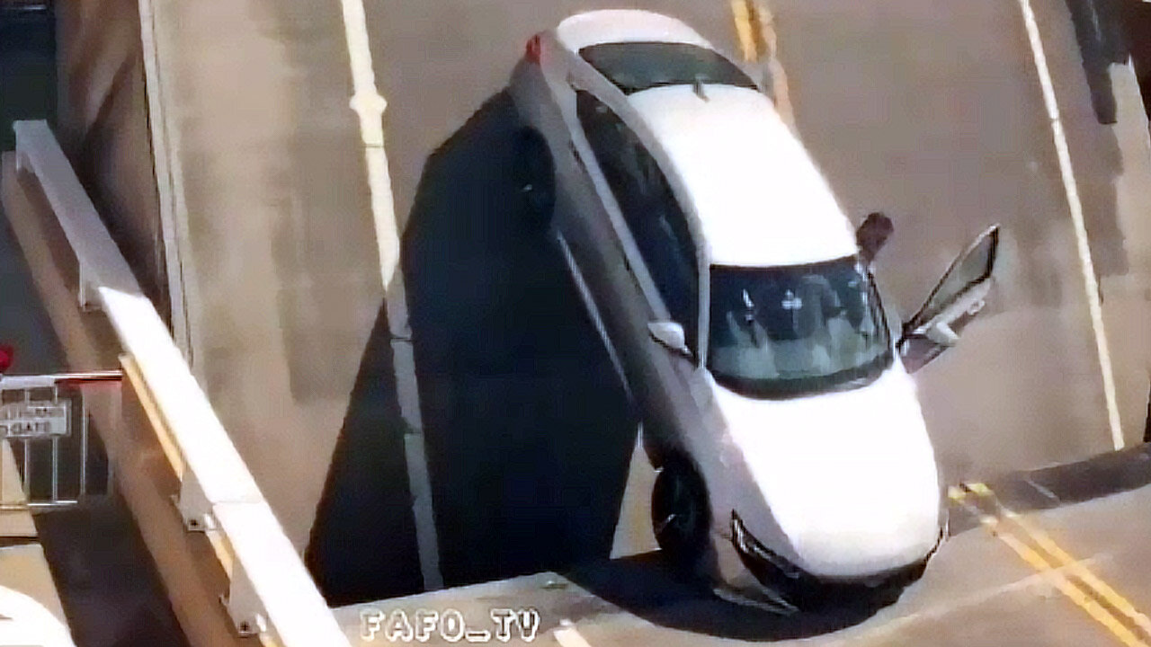 Sneaky Driver Victim Stops Car On Drawbridge