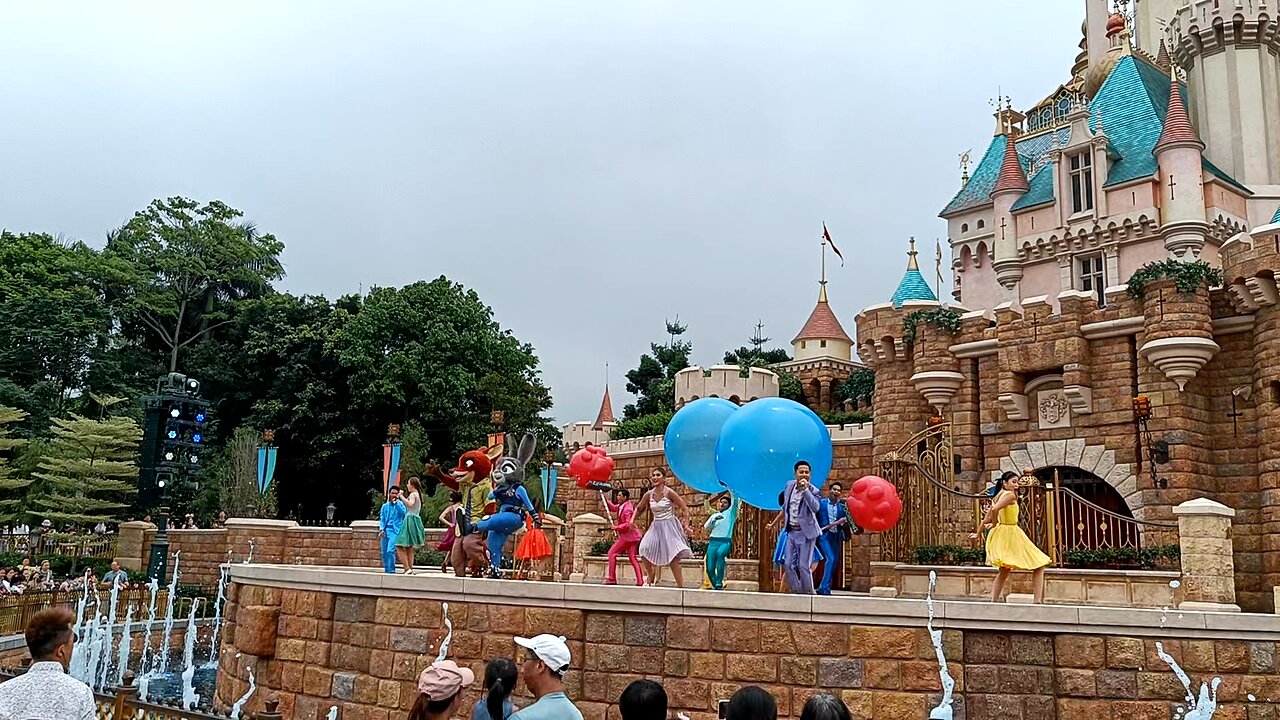 Disney land , Hong kong