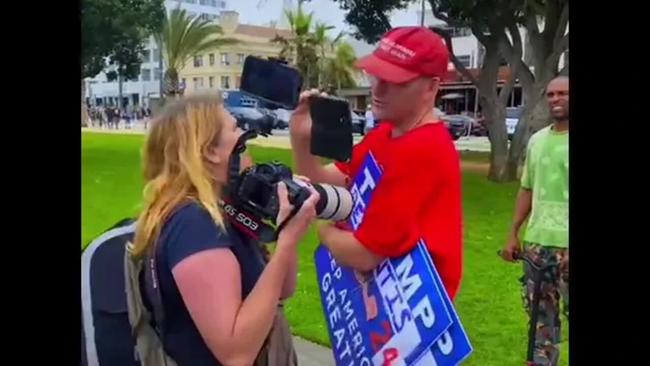 The one guy watching this looks so confused 😂