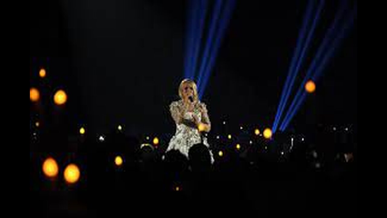 Carrie Underwood - Softly And Tenderly (CMA 2017)