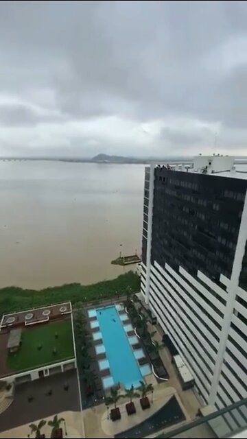 Guy jumps from 17th floor in Ecuador