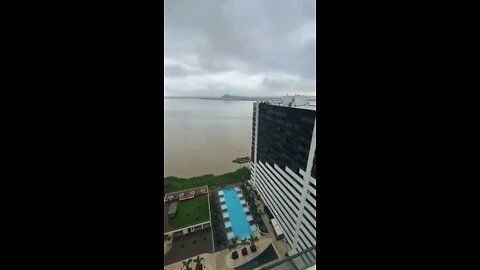 Guy jumps from 17th floor in Ecuador