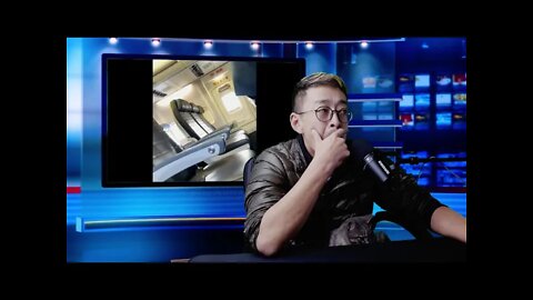 38 岁的 Adam Jenne 在飞机上戴女士丁字裤当口罩结果被赶下飞机 20211217_E178