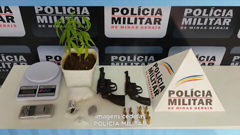 Prisão em Manhuaçu: Mulher detida na Zona Rural com armas e pé de maconha por meio de denúncia.