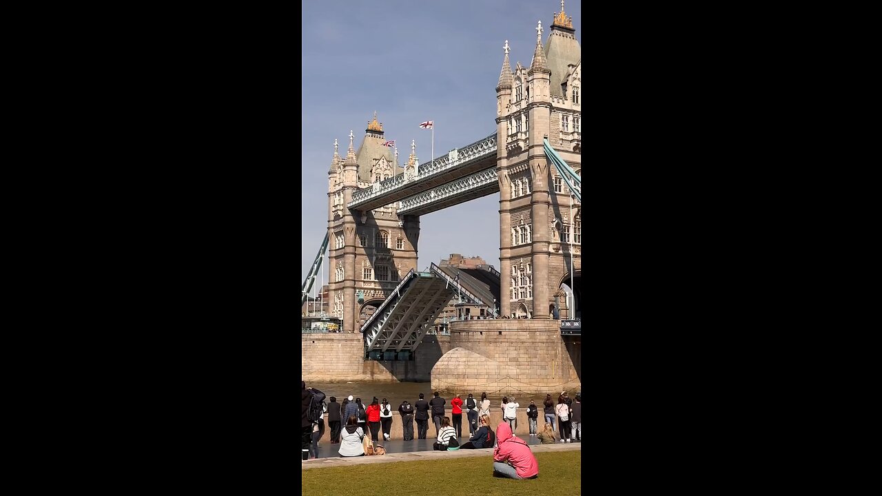 London Tower Bridge Opeaning Gates for Ship