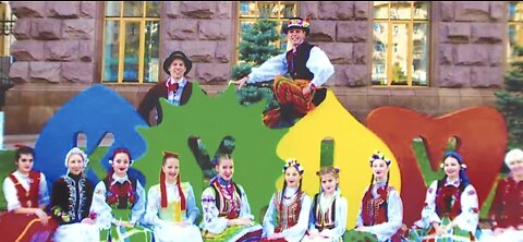 Polish Americans in Las Vegas selling pierogies to help Ukrainian dance troupe refugees