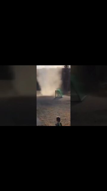 UN TORNADO DE POLVO CREA PÁNICO EN ESTA CANCHA DE FÚTBOL