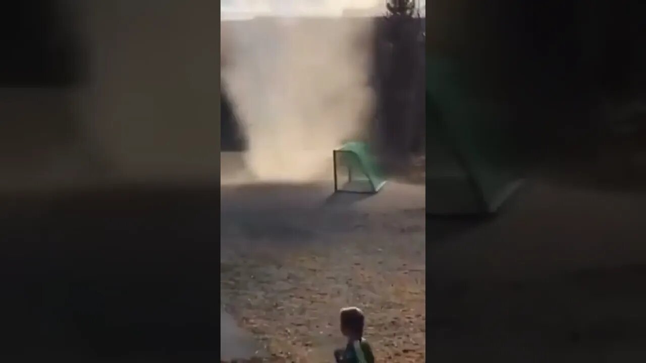 UN TORNADO DE POLVO CREA PÁNICO EN ESTA CANCHA DE FÚTBOL