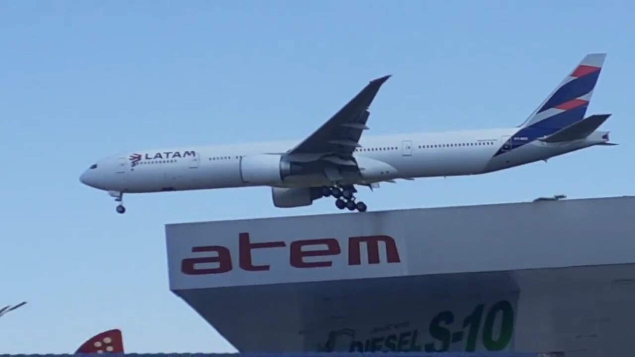 Boeing 777-300ER PT-MUD na final antes de pousar em Manaus vindo de Guarulhos