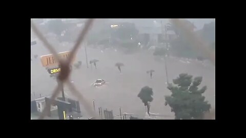 Imagens exclusivas! Carros sendo arrastados, moto ilhada!
