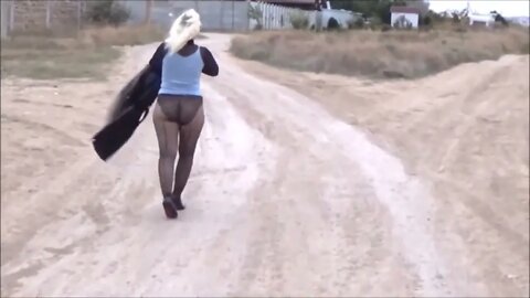 Polaca desfilando na quebrada 