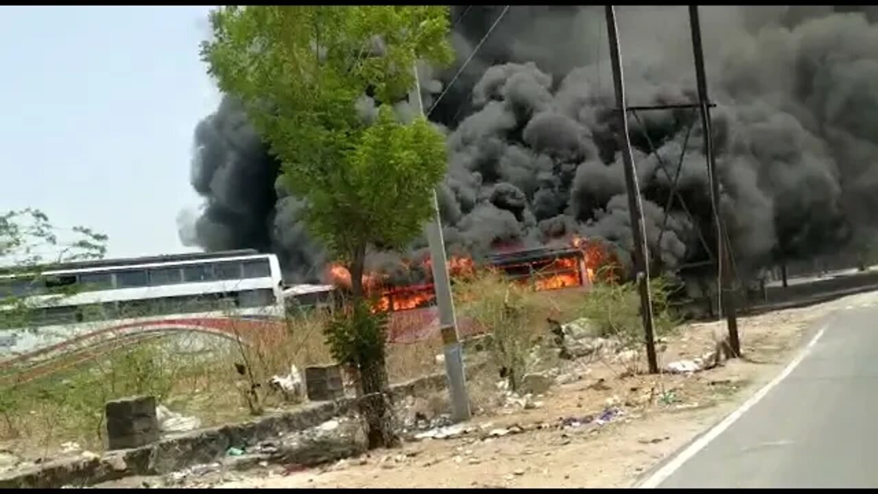 Bus stand Sumerpur || burning bus video || fire in bus