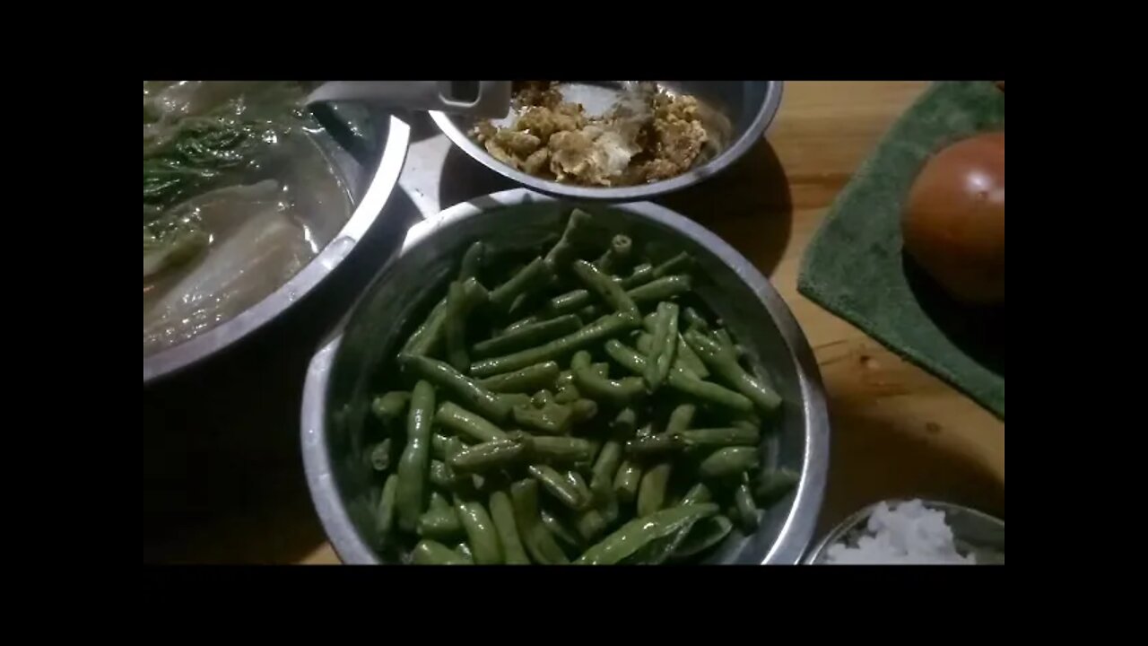 快点来看我吃饭,这样吃会不会拉肚子哇?