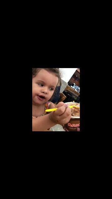 Eu amo o sorvete gigante do McDonalds de chocolate #shorts #linda #bebe