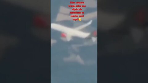 Ovni passa muito perto de um avião 👽👾