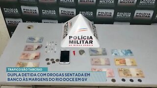 Tráfico São Tarcísio: dupla detida com drogas sentada em banco às margens do Rio Doce em GV