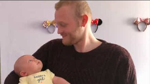 Un papa adorablement fier de son bébé