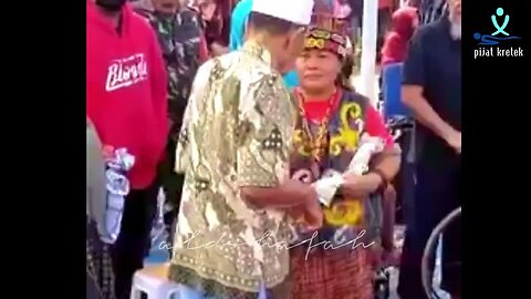 Pengobatan Ibu Ida dayak | kakek tua sudah bisa diajak berjalan lagi