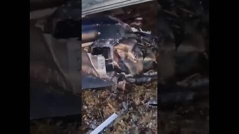 2月24日，被俄罗斯发射的巡航导弹袭击后的首都基辅街道。首都基辅马路上的导弹残骸。