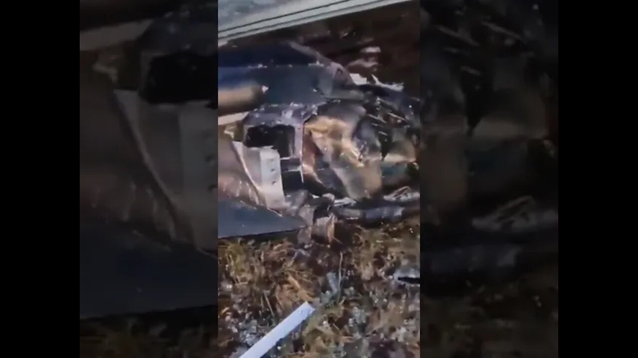 2月24日，被俄罗斯发射的巡航导弹袭击后的首都基辅街道。首都基辅马路上的导弹残骸。