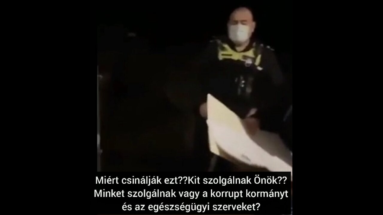 Ausztrália; rendőrség kérdezget egy embert az otthona előtt a lezárások elleni tüntetésről.