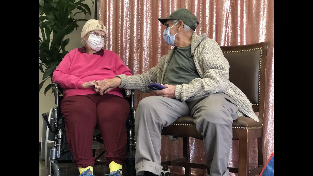 San Diego couple married 72 years holds hands for the first time in one year