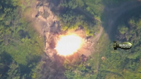 Russian paratroopers uses Lancet kamikaze drone on howitzer