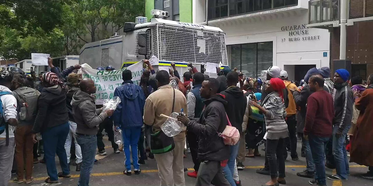 SOUTH AFRICA - Cape Town - Refugee eviction (Video) (fyu)