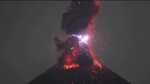 Volcano Sparks LIGHTNING! Rare Occurance That Is SATISFYING!